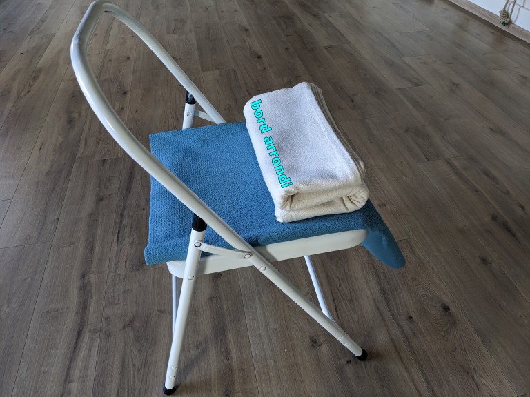 Chakra Bandhasana sur chaise : couverture en 3 plis petit format