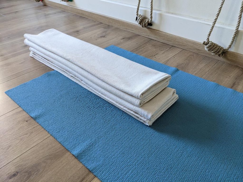 Deux couvertures 3 plis superposées pour le pranayama couché