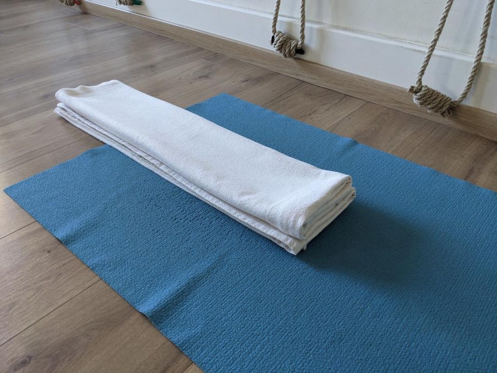 Une couverture 3 plis pour le pranayama couché
