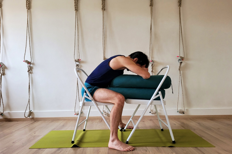 Pavanmuktasana chaise sadhaka cyis